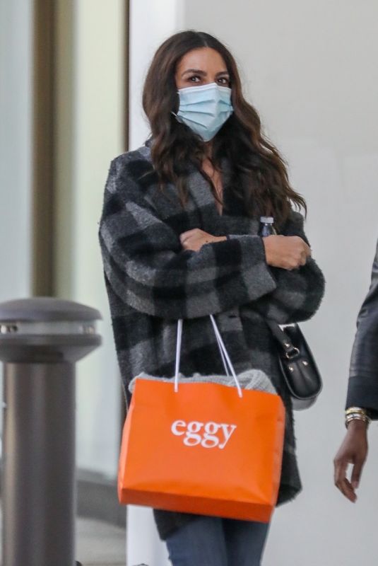TERRI SEYMOUR Out Shopping in Los Angeles 03/18/2021