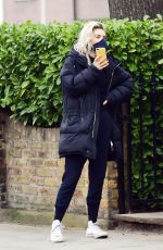 VANESSA KIRBY Checking Out Georgian Style 3 Story House in London 03/20/2021