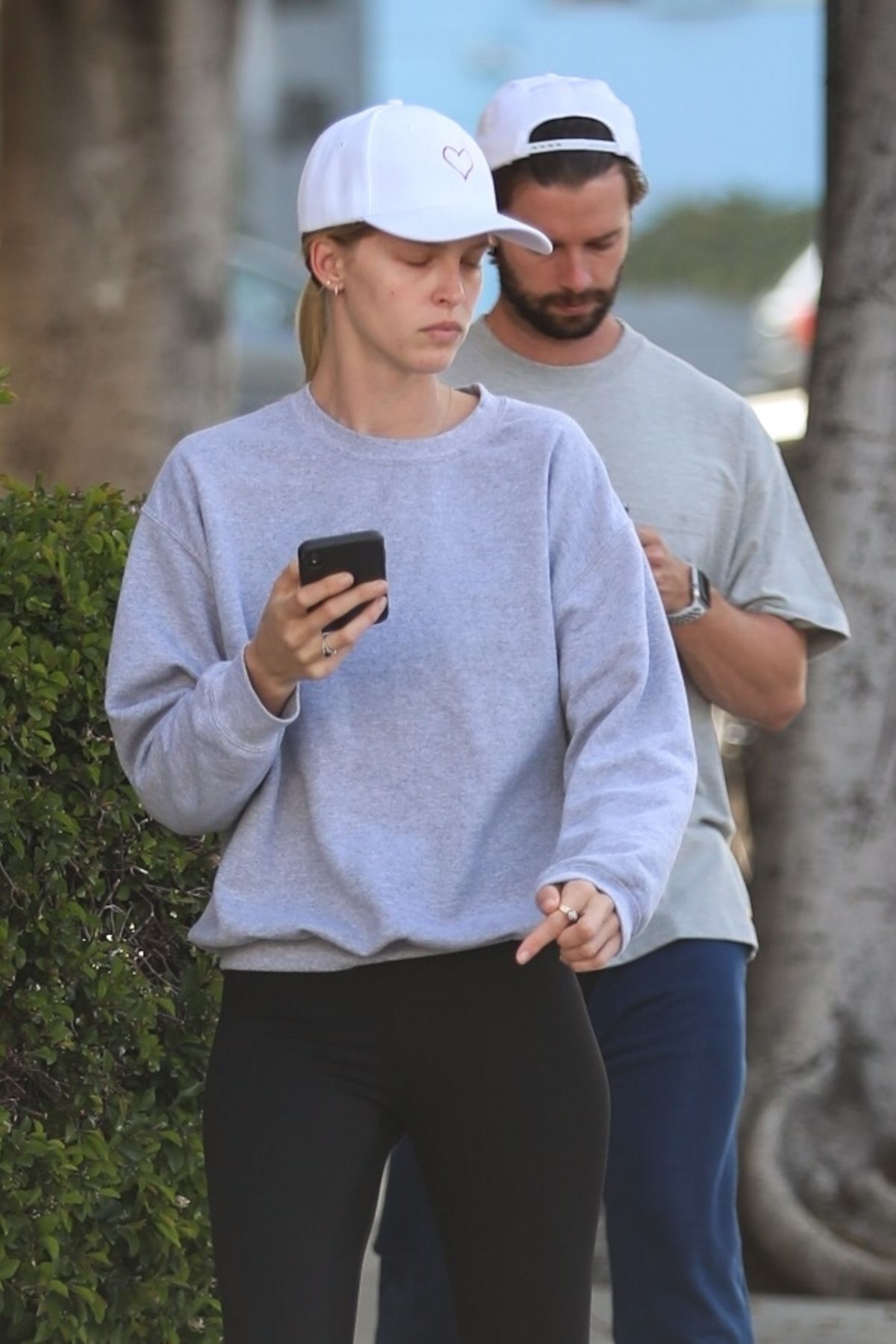 værtinde fjendtlighed ankomst ABBY CHAMPION and Patrick Schwarzenegger Out in West Hollywood 04/06/2021 –  HawtCelebs