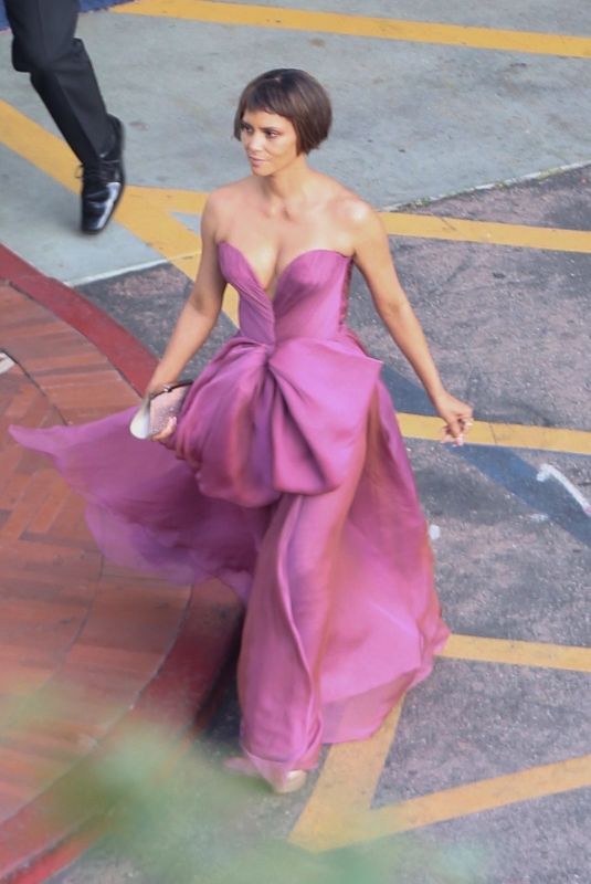 AHALLE BERRY Arrives at 2021 Oscars in Los Angeles 04/25/2021 hosting