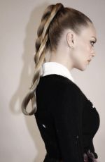 AMANDA SEYFRIED for Netflix Que 2021
