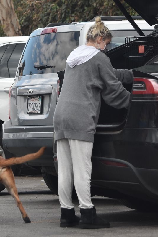 ARIEL WINTER Takes Her Dog to a Veterinarian in Studio City 04/26/2021
