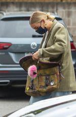 ASHLEE SIMPSON Shopping at Gelson