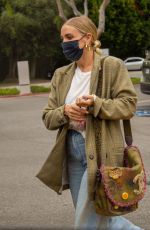 ASHLEE SIMPSON Shopping at Gelson