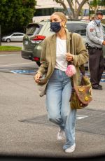 ASHLEE SIMPSON Shopping at Gelson