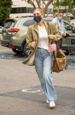 ASHLEE SIMPSON Shopping at Gelson