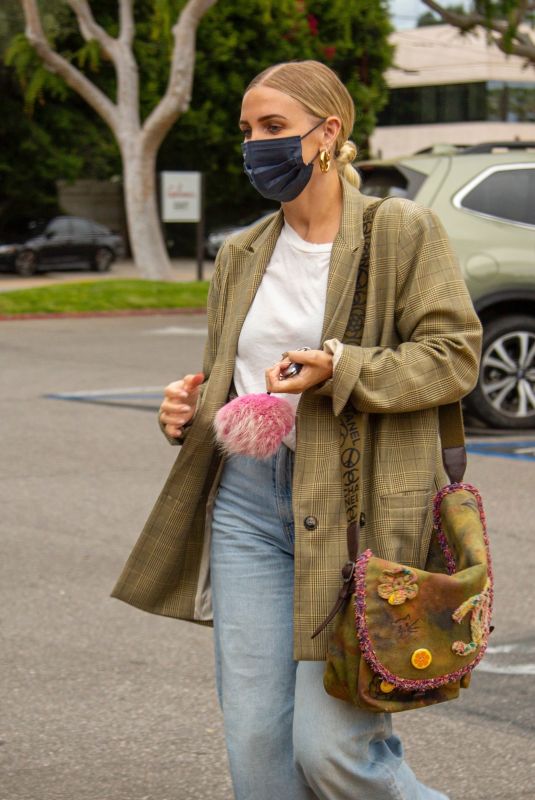 ASHLEE SIMPSON Shopping at Gelson