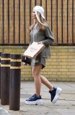 CAPRICE BOURRET Eating Pizz Out in London 04/01/2021