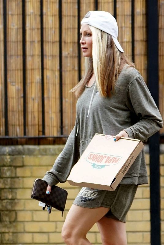CAPRICE BOURRET Eating Pizz Out in London 04/01/2021