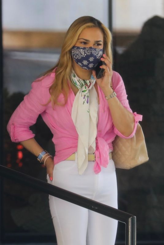 CARRIE UNDERWOOD Leaves Her Hotel in Miami 04/16/2021