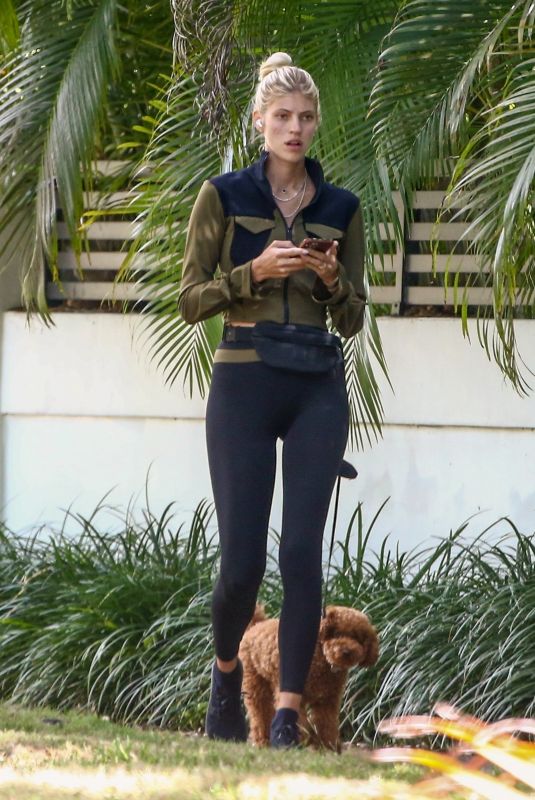 DEVON WINDSOR Out with her Dog in Florida 04/06/2021