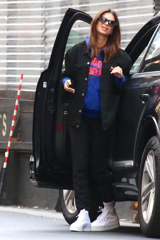 EMILY RATAJKOWSKI Arrives Buy Buy Baby Store in New York 04/19/22021