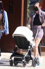 GIGI and BELLA HADID Out in New York 04/08/2021