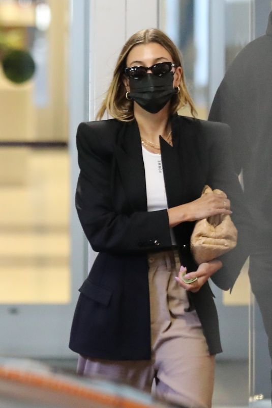 HAILEY BIEBER Leaves a Doctor