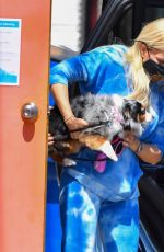 HOLLY MADISON Picks up Her Dog from a Pet Groomer in West Hollywood 04/02/2021