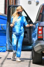 HOLLY MADISON Picks up Her Dog from a Pet Groomer in West Hollywood 04/02/2021