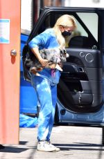 HOLLY MADISON Picks up Her Dog from a Pet Groomer in West Hollywood 04/02/2021