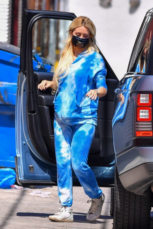 HOLLY MADISON Picks up Her Dog from a Pet Groomer in West Hollywood 04/02/2021