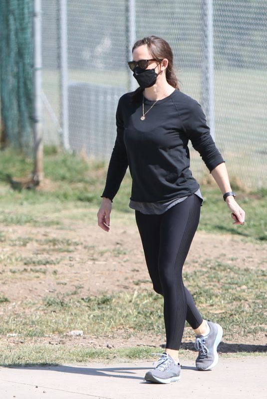 JENNIFER GARNER Out and About in Brentwood 04/10/2021