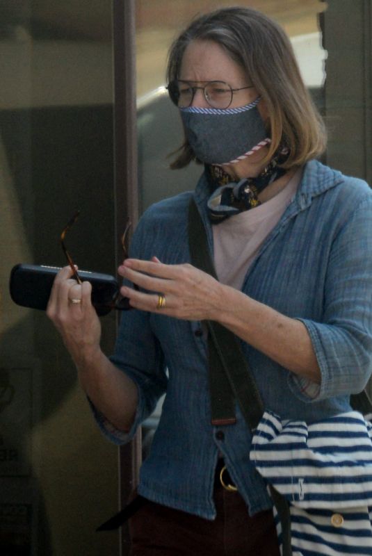 JODIE FOSTER Out for Lunch at Gjelina in Venice 04/24/2021