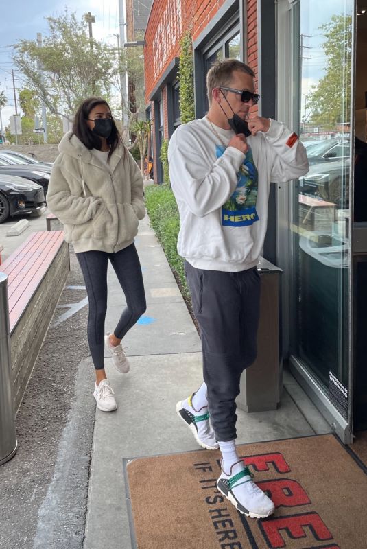 KELLY GALE Out Shopping at Erewhon Market in Venice Beach 04/01/2021