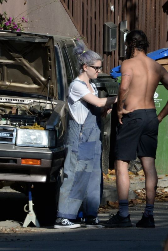 KELLY OSBOURNE and Erik Bragg Fix His Old Station Wagon in Los Angeles 04/11/2021