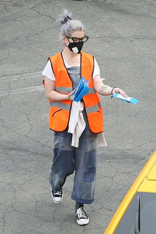 KELLY OSBOURNE at Drive Thru Food Distribution Event in Los Angeles 04/10/2021