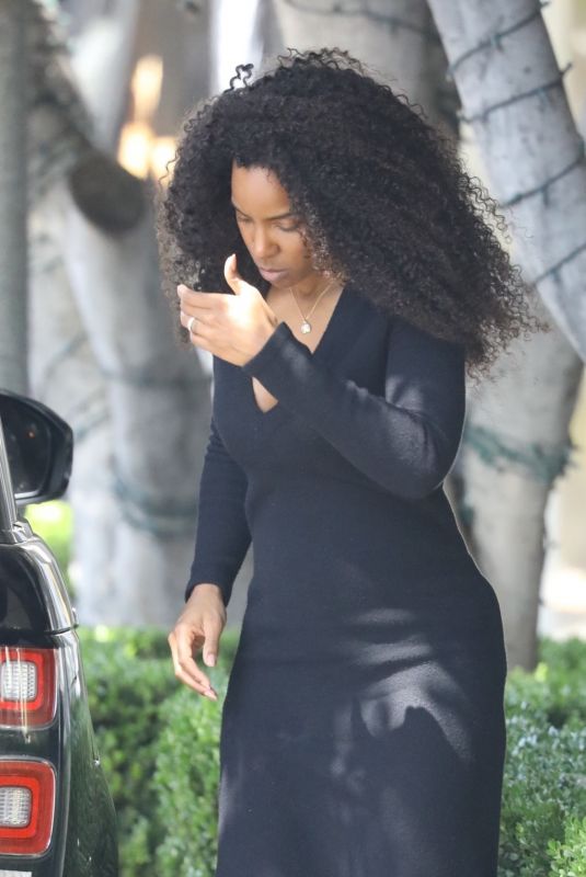 KELLY ROWLAND Out in Los Angeles 04/16/2021