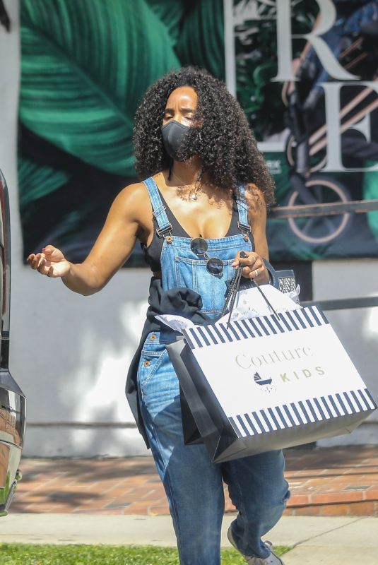 KELLY ROWLAND Shoppping at Couture Kids in West Hollywood 04/05/2021