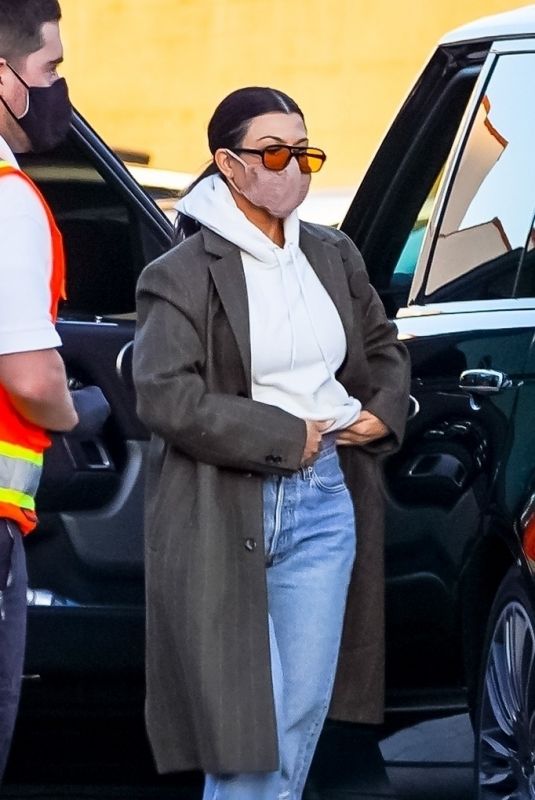 KOURTNEY KARDASHIAN Arrives at Nobu in Malibu 04/27/2021