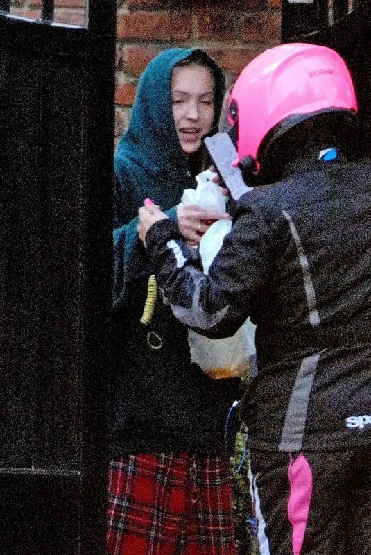 LILA GRACE MOSS Getting Takeaway Meal in London 04/19/2021
