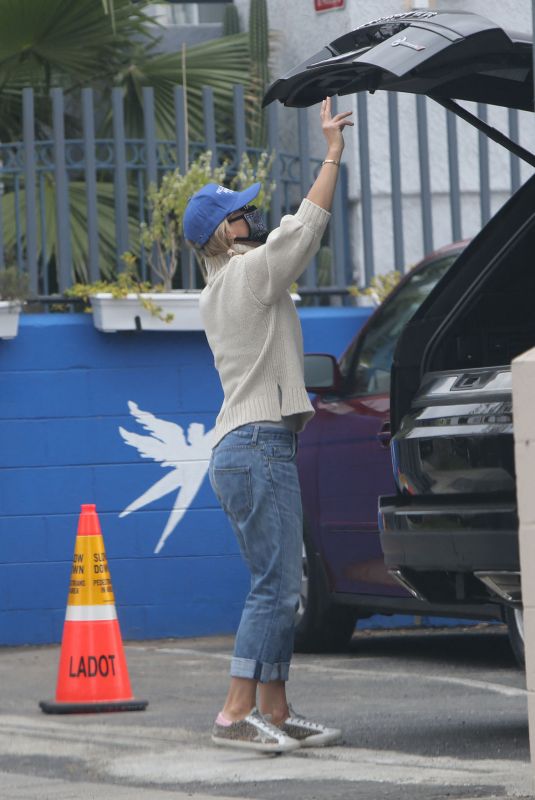 LORI LOUGHLIN Volunteering at Project Angel Foods in Los Angeles 04/14/2021