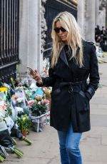 MELISSA ODABASH Paying Her Respects to Prince Philip Outside Buckingham Palace 04/10/2021