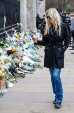 MELISSA ODABASH Paying Her Respects to Prince Philip Outside Buckingham Palace 04/10/2021