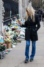 MELISSA ODABASH Paying Her Respects to Prince Philip Outside Buckingham Palace 04/10/2021