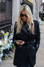 MELISSA ODABASH Paying Her Respects to Prince Philip Outside Buckingham Palace 04/10/2021