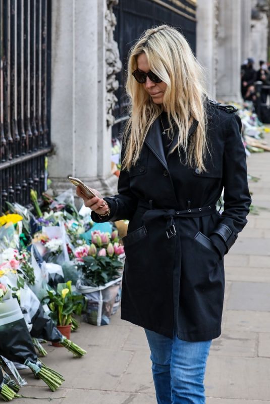 MELISSA ODABASH Paying Her Respects to Prince Philip Outside Buckingham Palace 04/10/2021