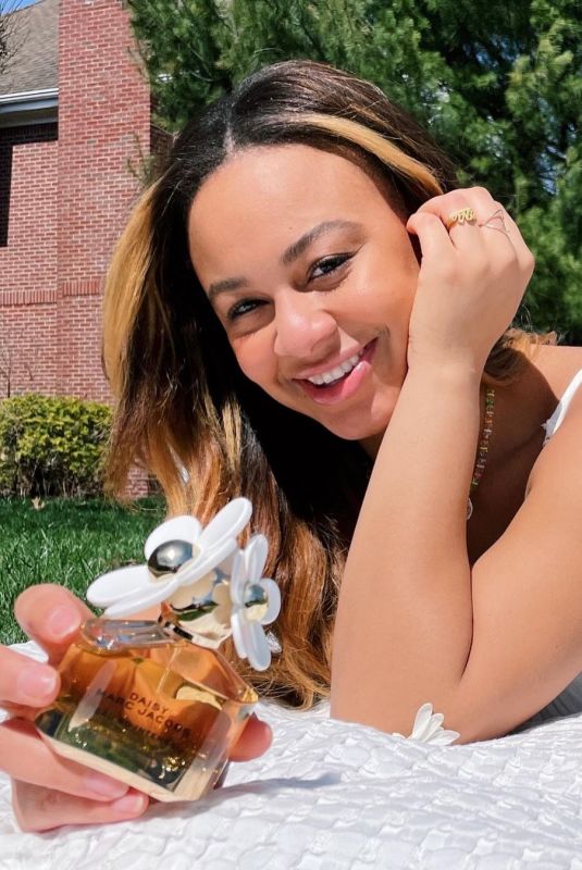 NIA SIOUX for Daisy by Marc Jacobs, April 2021