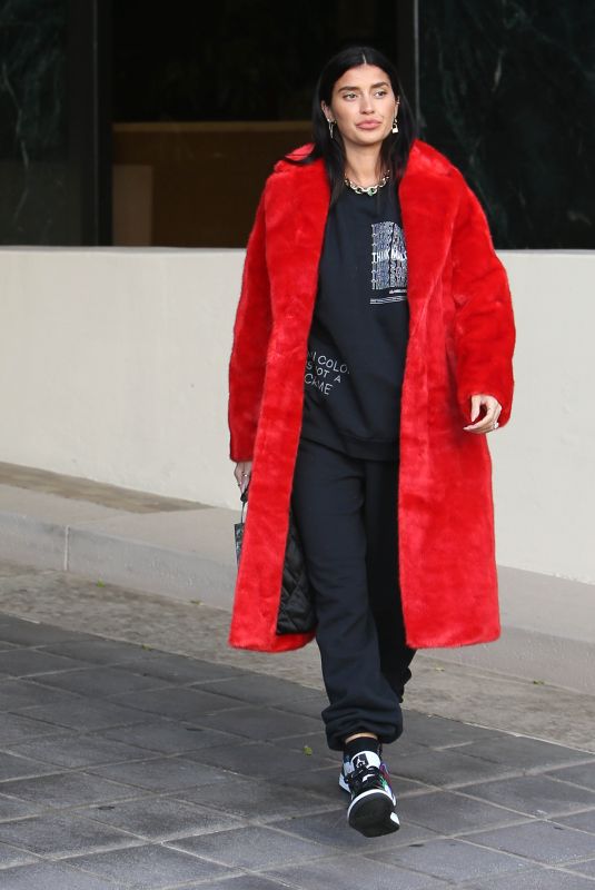 NICOLE WILLIAMS Leaves Apartment Complex in Century City 03/30/2021