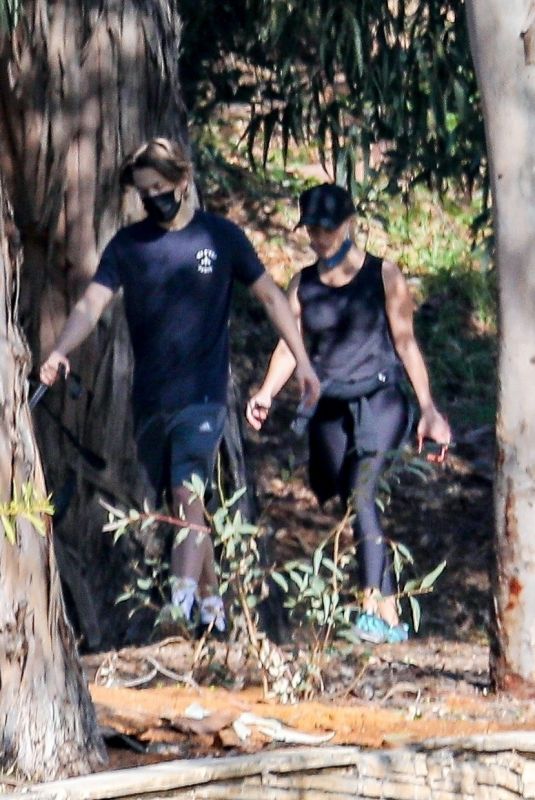 REESE WITHERSPOON Out Hiking in Pacofoc Palisades 03/31/2021