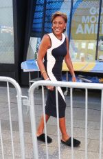 ROBIN ROBERTS on the Set of Good Morning America in New York 04/28/2021