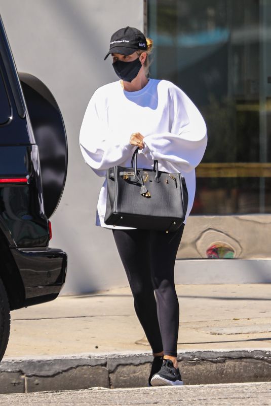 ROSIE HUNTINGTON-WHITELEY Out in Los Angeles 04/26/2021