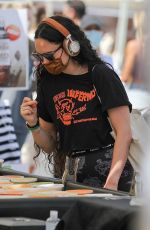 RUMER WILLIS Shopping at Farmers Market in West Hollywood 04/18/2021
