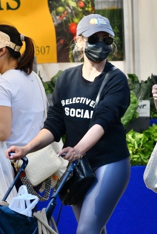 SARAH MICHELLE GELLAR at a Farmers Market in Brentwood 04/18/2021