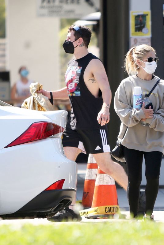 SARAH MICHELLE GELLAR Out and About in Brentwood 03/31/2021