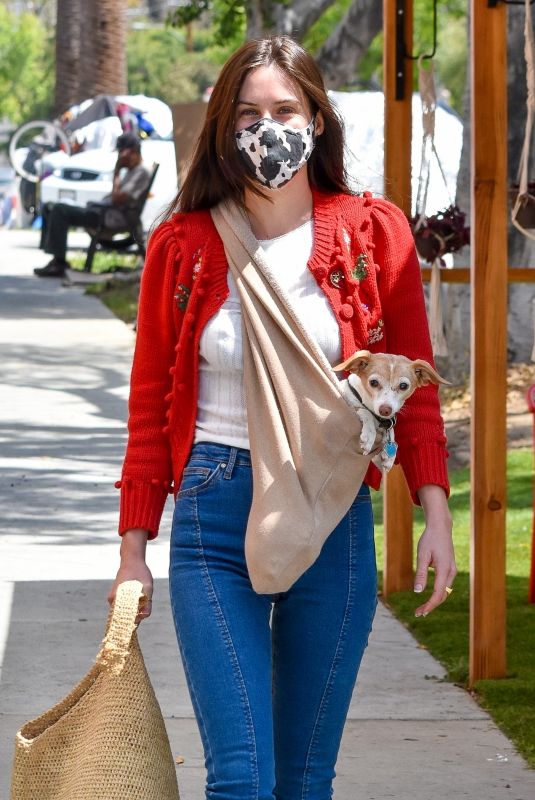 SCOUT WILLIS Out with Her Dog at Kreation Organic in Los Feliz 04/15/2021