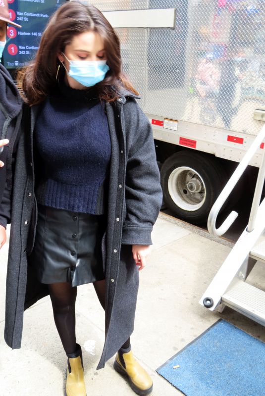 SELENA GOMEZ Arrives on the Set of Murders in the Building in New York 04/09/2021