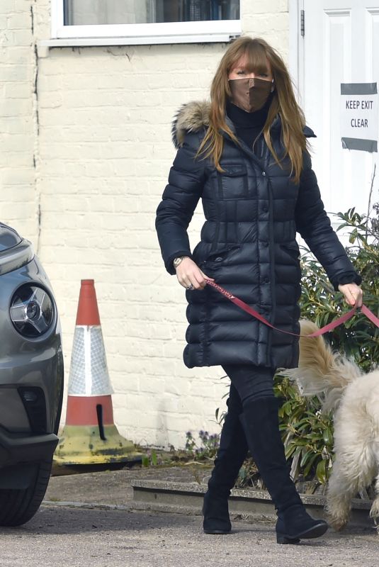SUMMER MONTEYS-FULLAM Takes Her Dog to the Vets in London 04/10/2021