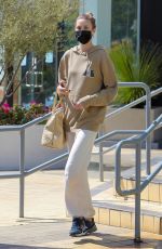 WHITNEY PORT Leaves a Dentist
