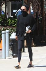 YOLANDA HADID Leaves Gigi